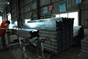 钢围挡生产流程大揭秘：10余道工序，铸就工地安全防线